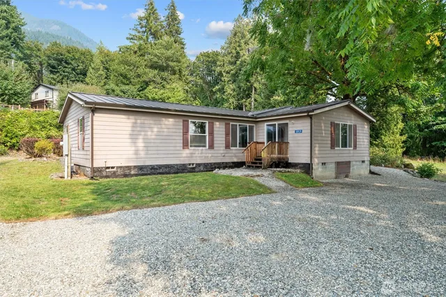 a view of front of a house with a yard