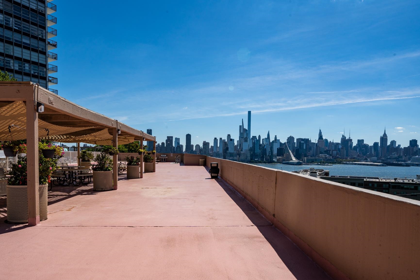6040 Boulevard East, Unit 14F West New York, NJ 07093 - Photo 32 of 34 a outdoor view with a sitting space