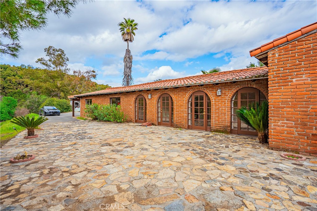 48703 De Luz Road Temecula, CA 92590 - Photo 36 of 36 a big room with plants