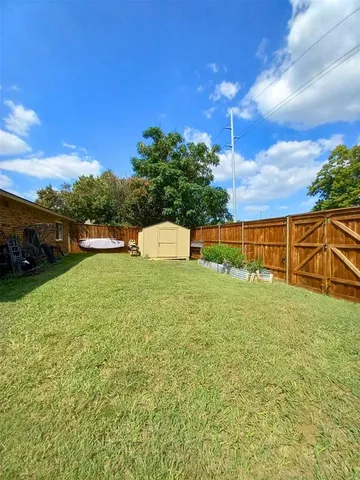 a view of a back yard of the house