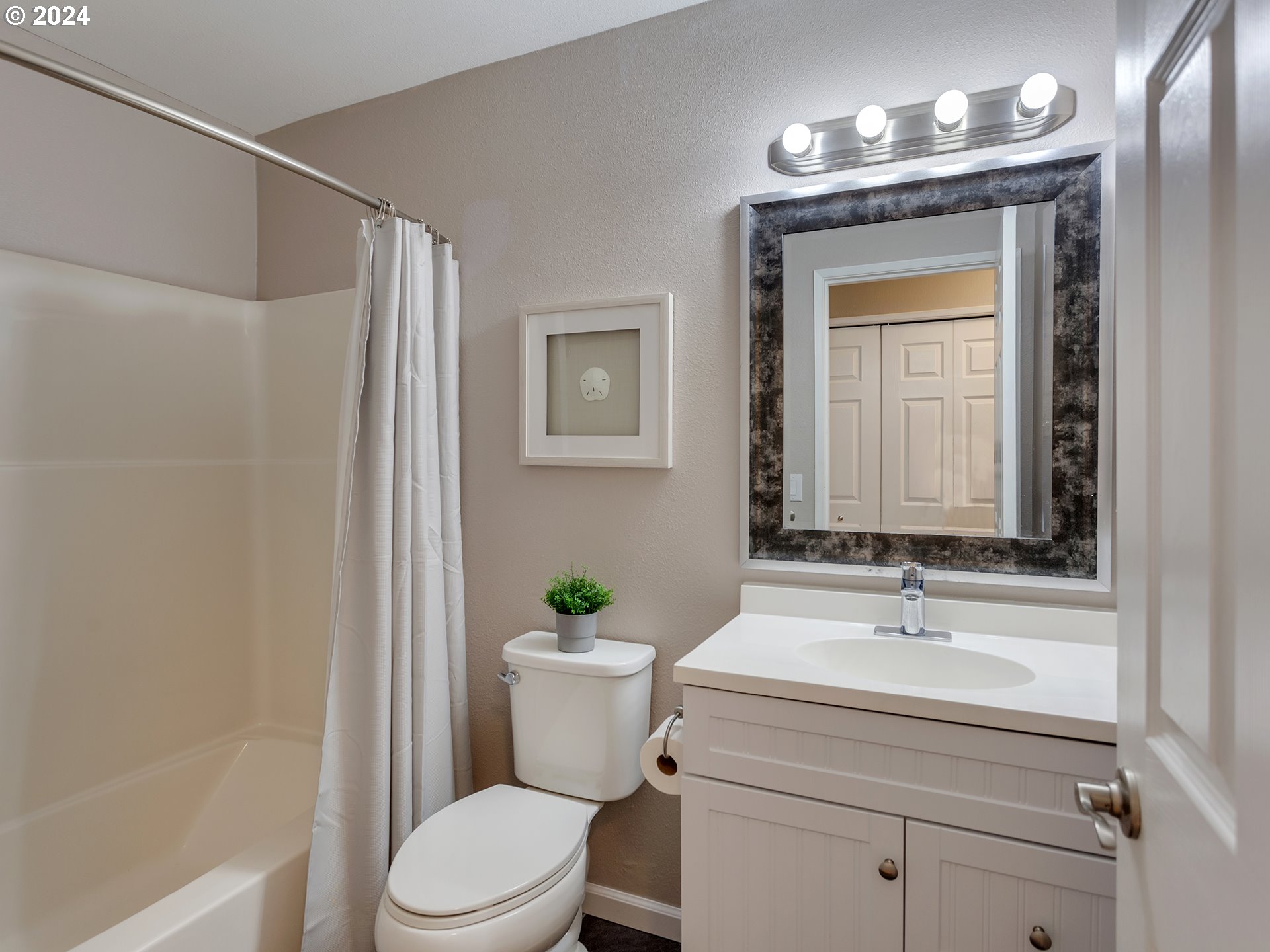 86 Kingsgate Road, Unit C201 Lake Oswego, OR 97035 - Photo 32 of 48 Gallery Image 32