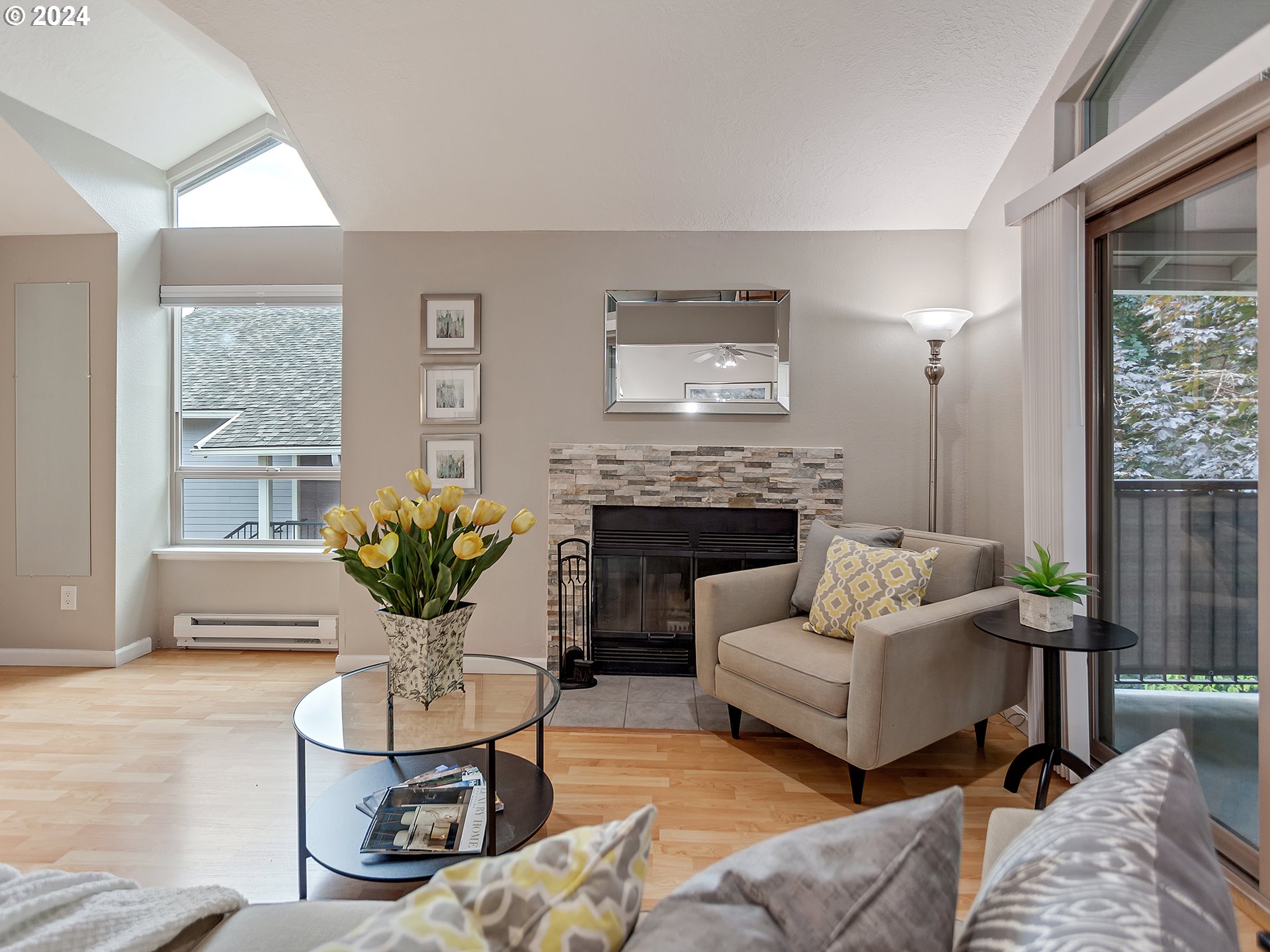86 Kingsgate Road, Unit C201 Lake Oswego, OR 97035 - Photo 6 of 48 Living Room/Entrance