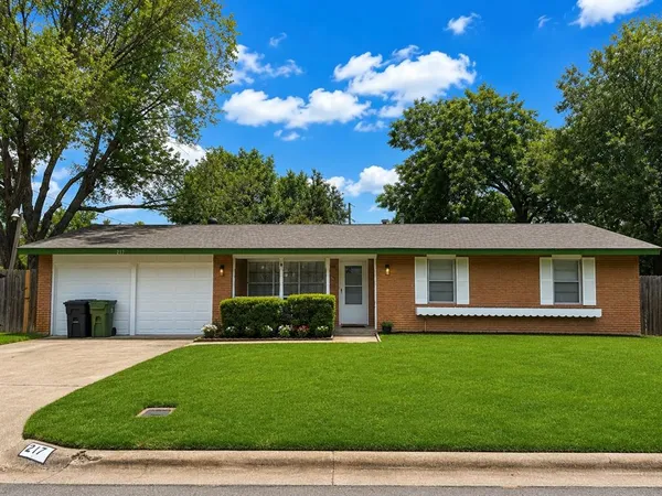 $1,900 | 217 Turtle Creek Drive, Arlington, TX 76010