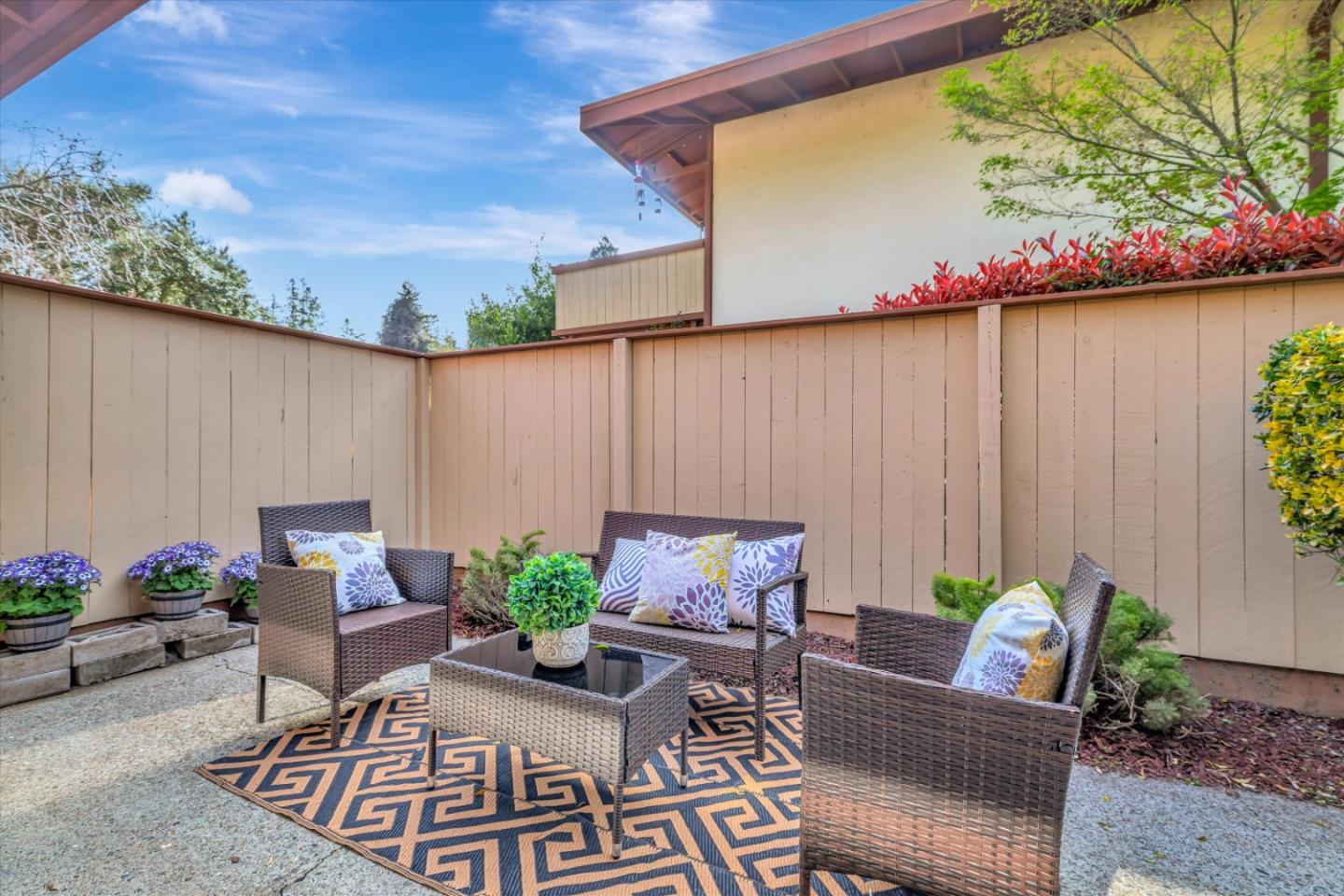 500 West Middlefield Road, Unit 142 Mountain View, CA 94043 - Photo 32 of 59 a backyard of a house with table and chairs