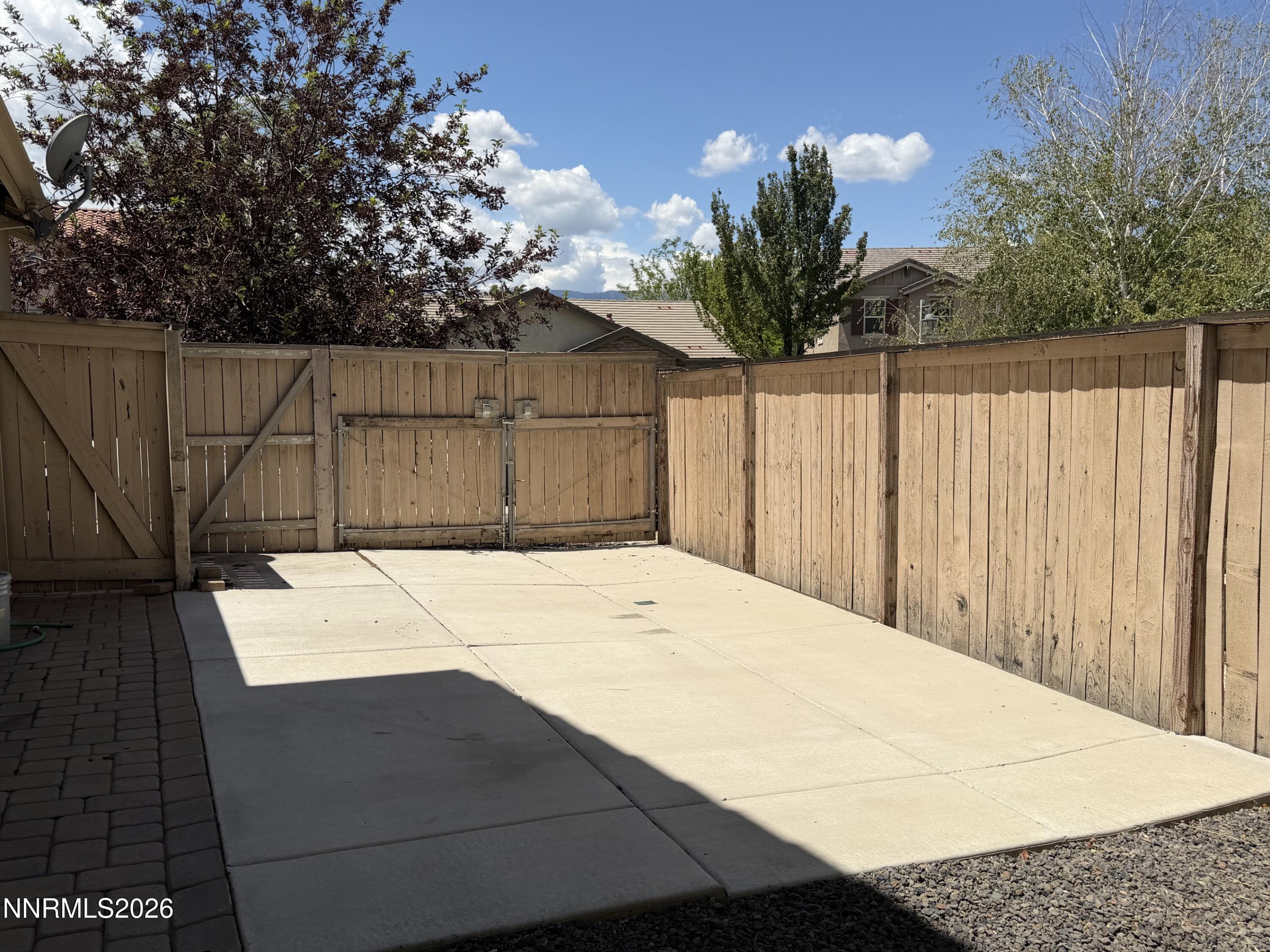 10890 Oakhaven Drive Reno, NV 89521 - Photo 10 of 28 a white house with a flower garden