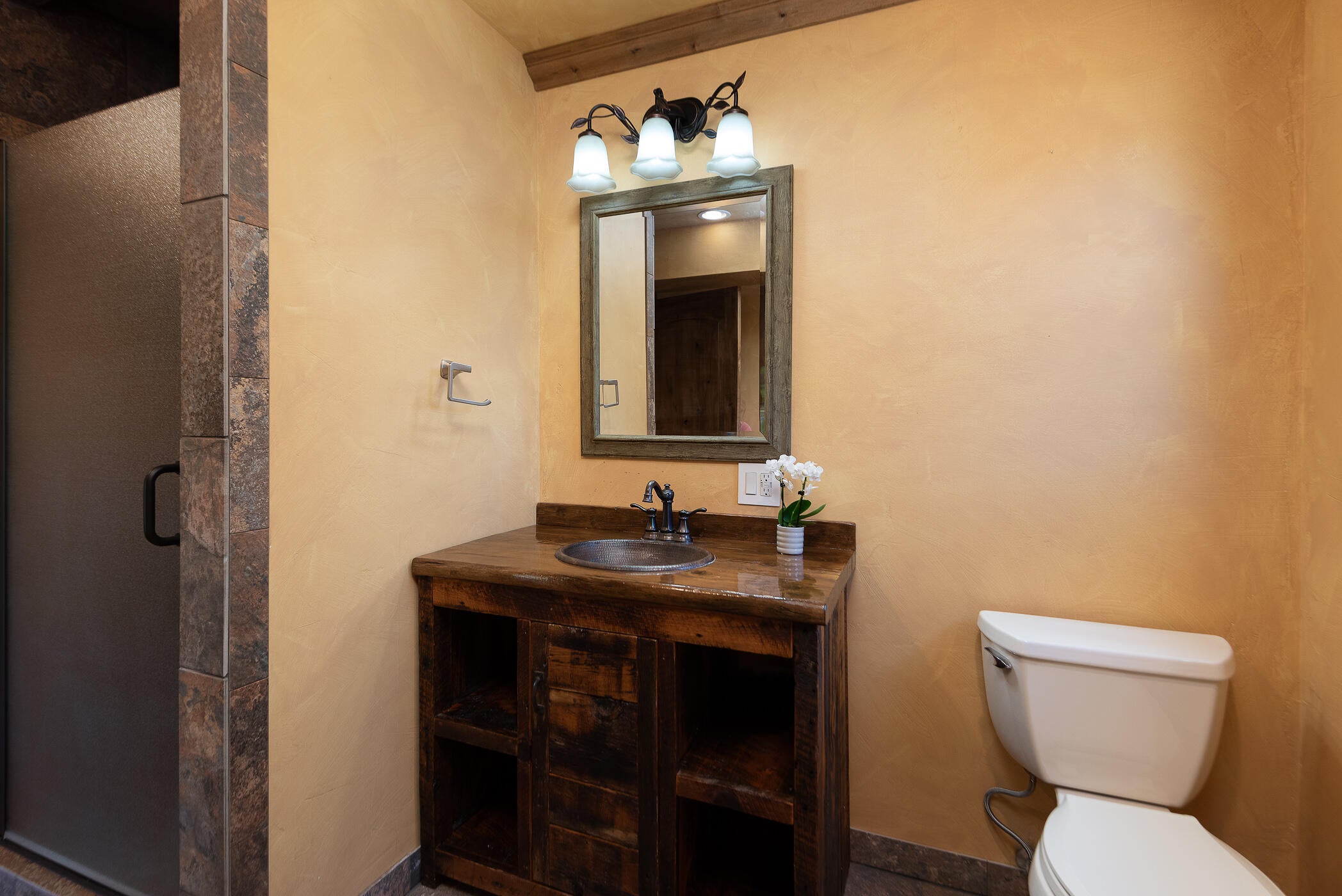 65025 Hunnell Road Bend, OR 97703 - Photo 26 of 50 27Main level bath