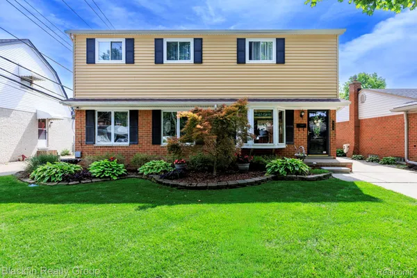 $425,000 | 430 North Batchewana Avenue, Clawson, MI 48017
