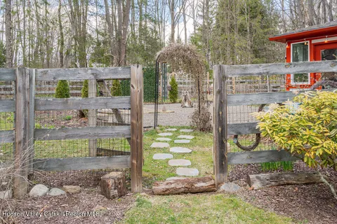$575,000 | 14 Hendricks Lane, Stone Ridge, NY 12484