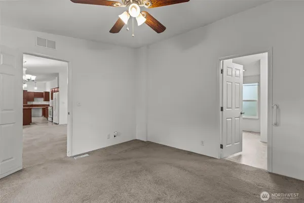 en empty room with an empty space