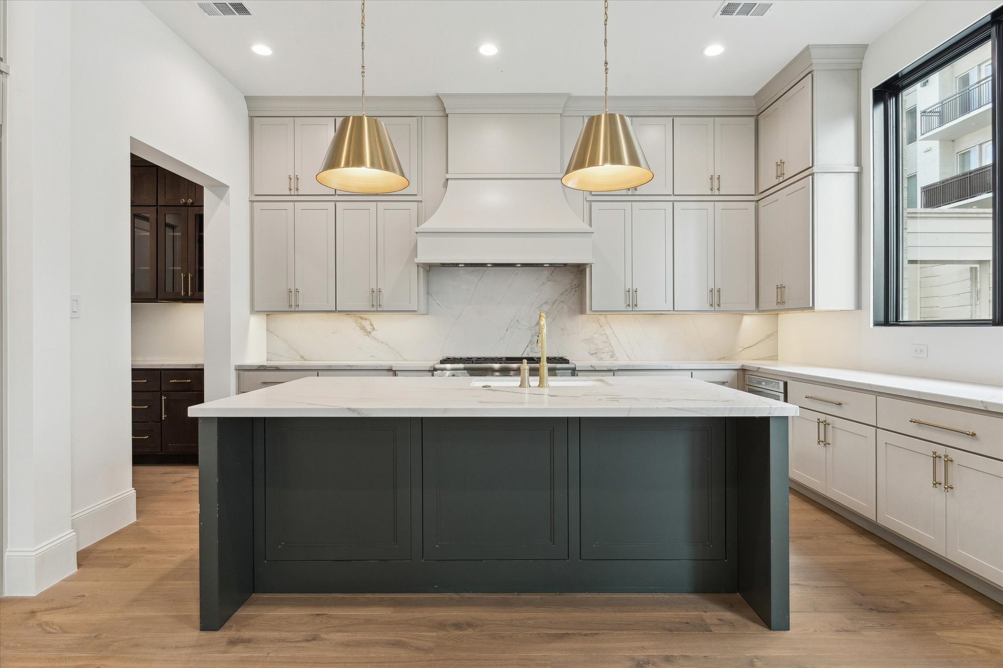 25 Wentworth Gate Path Houston, TX 77027 - Photo 8 of 32 Kitchen features custom Benedettini cabinetry throughout, including upgraded decorative hood in the Venetian style.