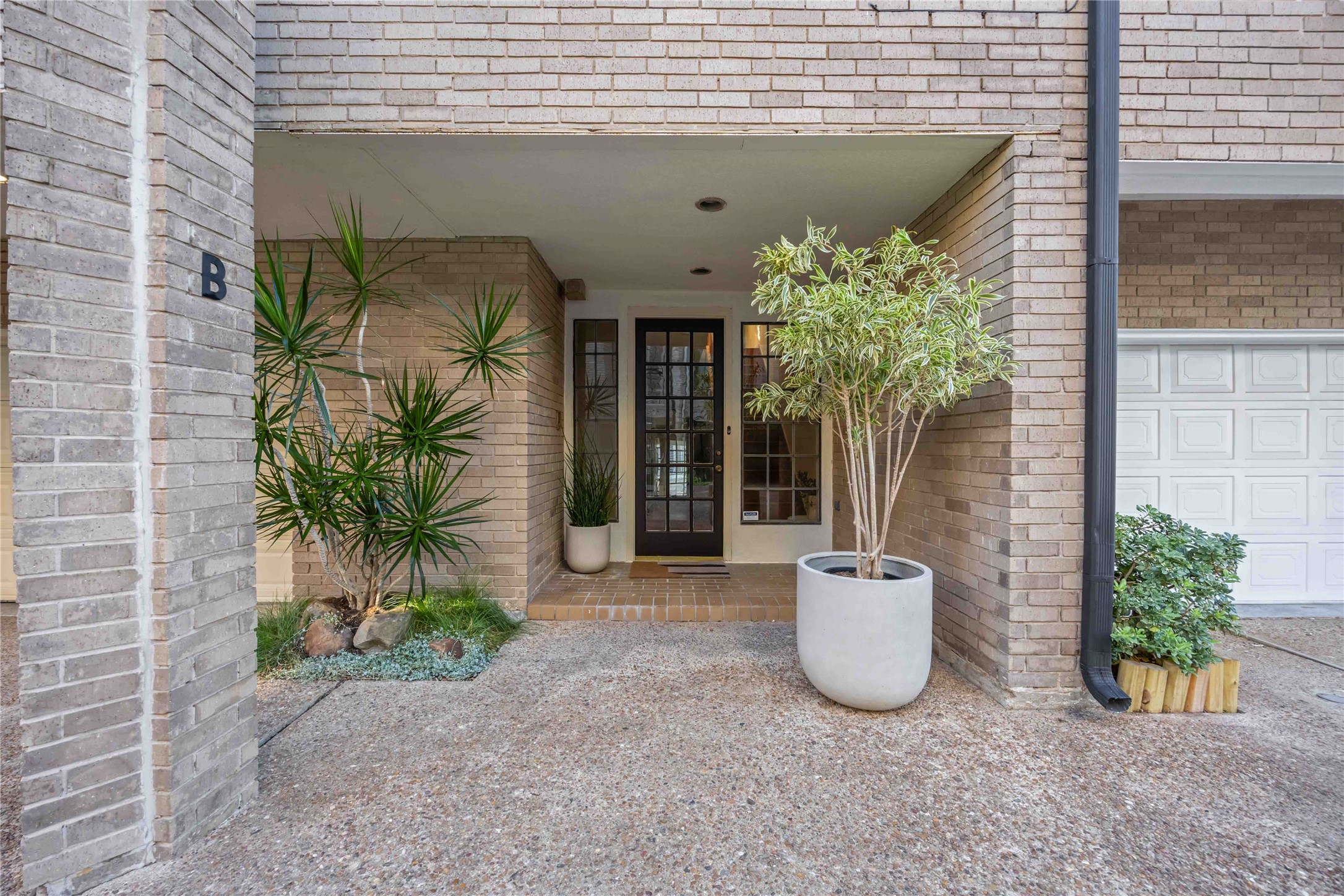 1425 Nantucket Drive, Unit B Houston, TX 77057 - Photo 4 of 38 Front