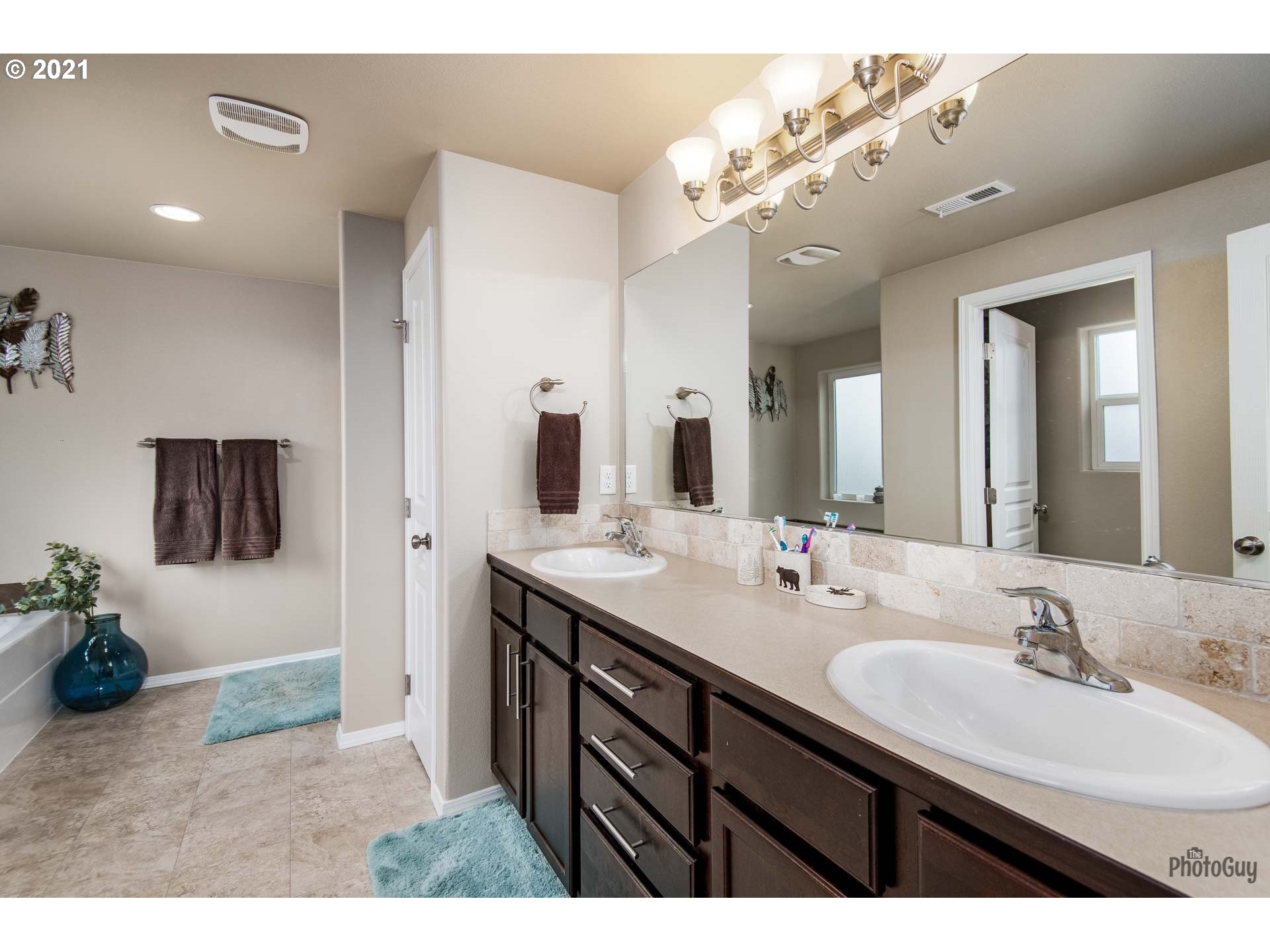 1896 Adelman Loop Eugene, OR 97402 - Photo 21 of 32 Gallery Image 21