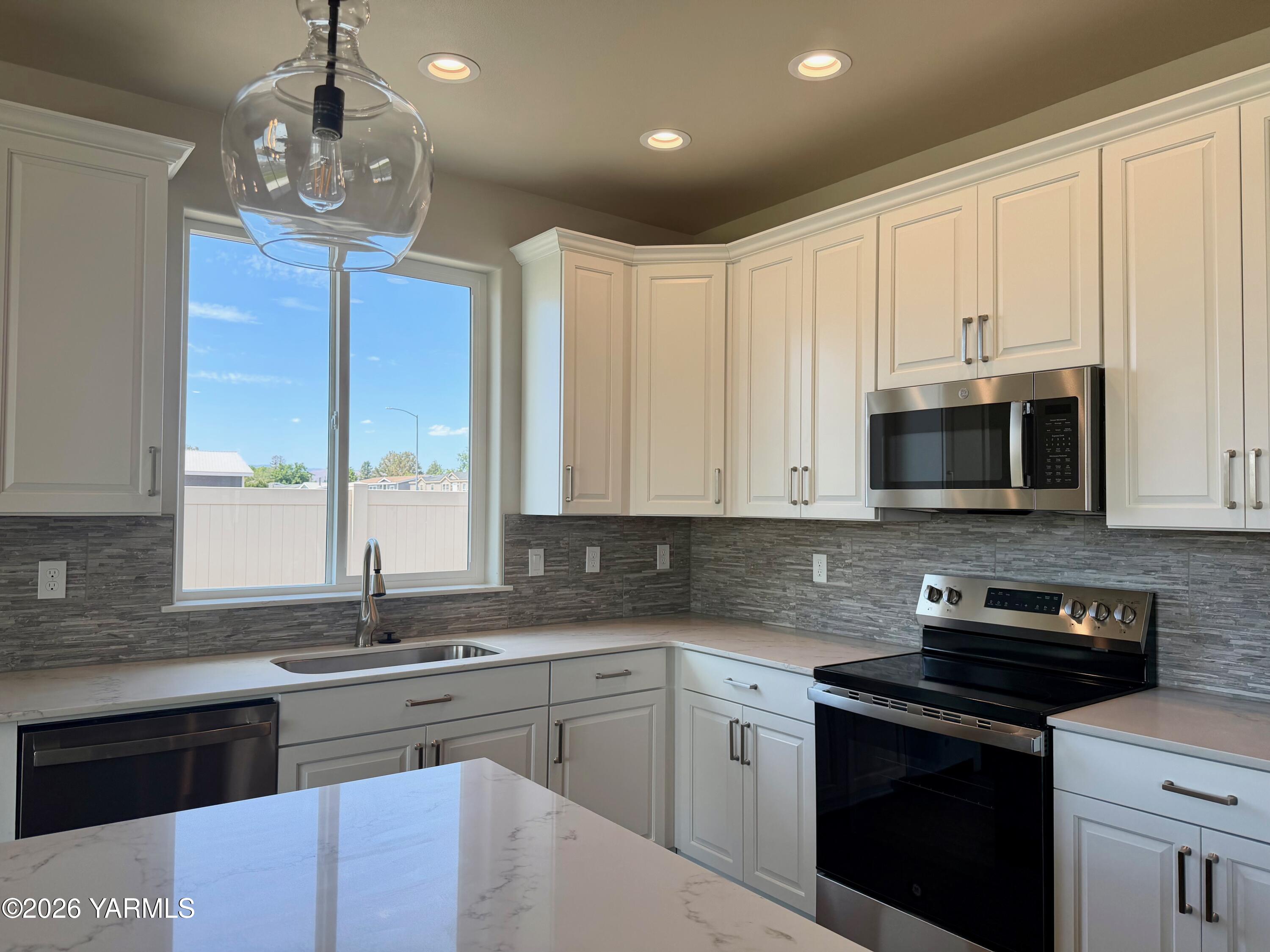 5914 Crestfields Road Yakima, WA 98903 - Photo 3 of 24 kitchen2