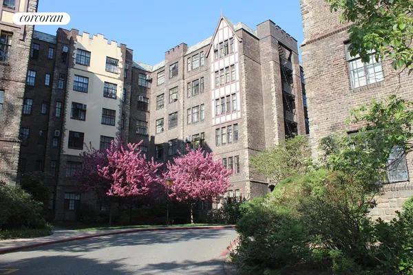 $737,000 | 116 Pinehurst Avenue, Unit M31 | Hudson Heights