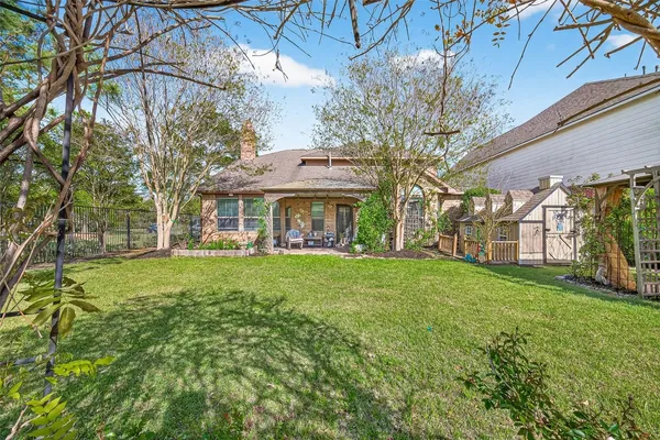 a view of a yard in front of house