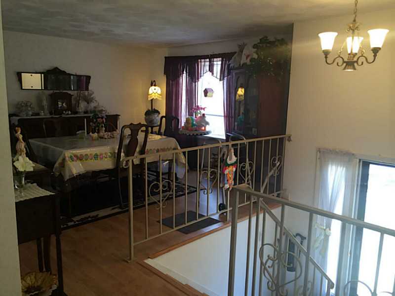 702 Middlebridge Road South Kingstown, RI 02879 - Photo 4 of 24 Entry.