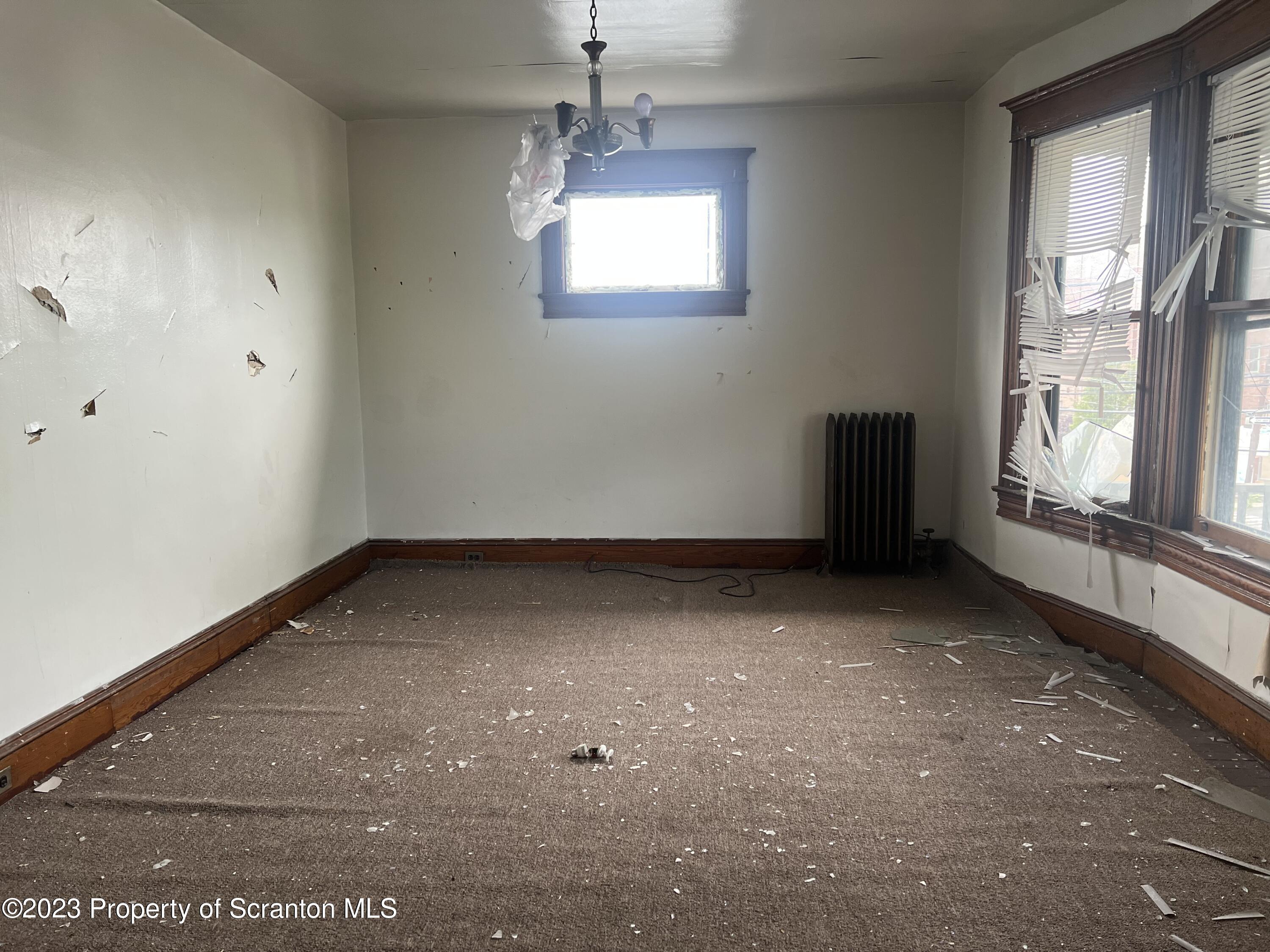 352-354 Maple Street Scranton, PA 18505 - Photo 14 of 22 en empty room with windows