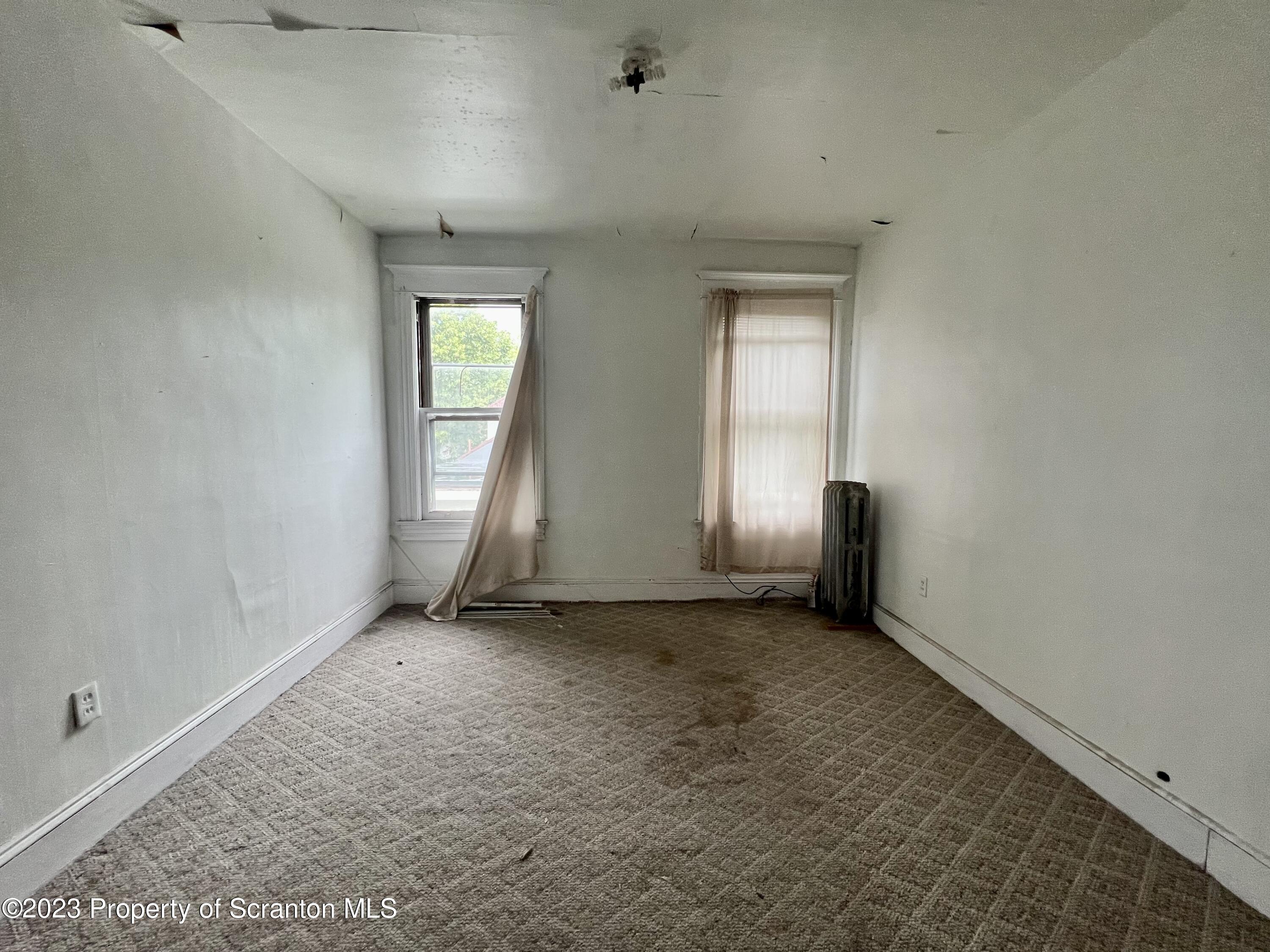 352-354 Maple Street Scranton, PA 18505 - Photo 17 of 22 an empty room with windows