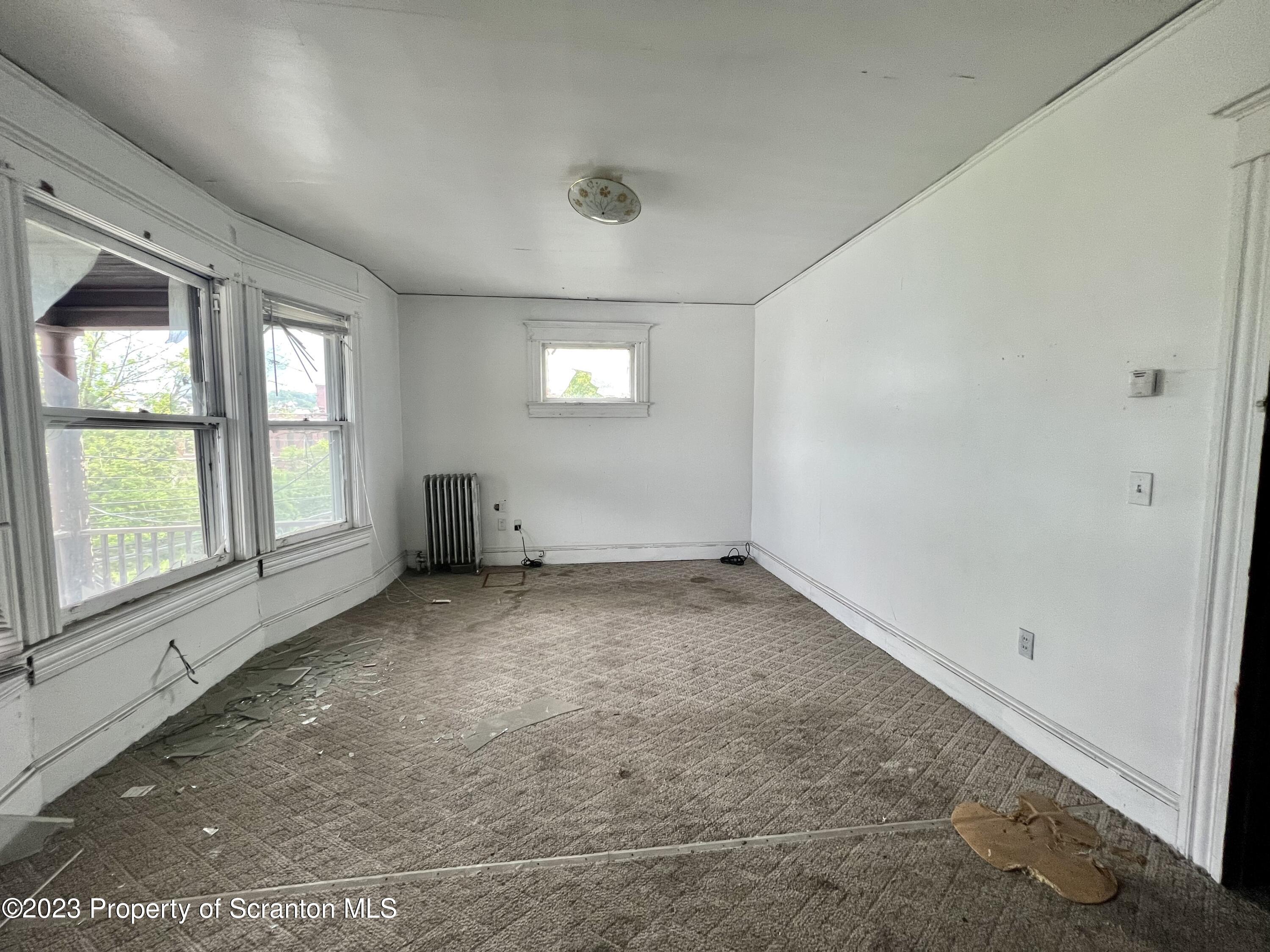 352-354 Maple Street Scranton, PA 18505 - Photo 20 of 22 an empty room with windows