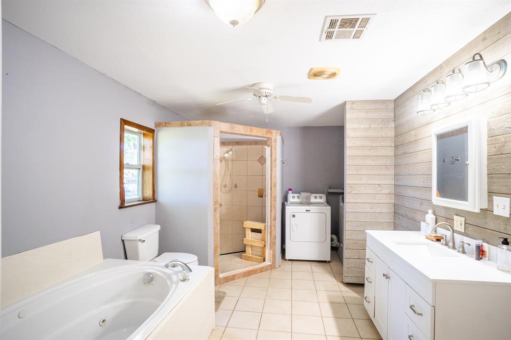 682 Lcr 450 Groesbeck, TX 76642 - Photo 18 of 38 a bathroom with a tub sink and mirror