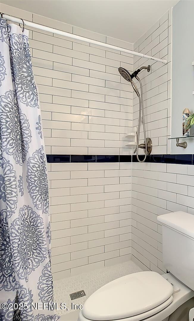 460 Lobelia Road St. Augustine, FL 32086 - Photo 18 of 34 a bathroom with a toilet and a shower