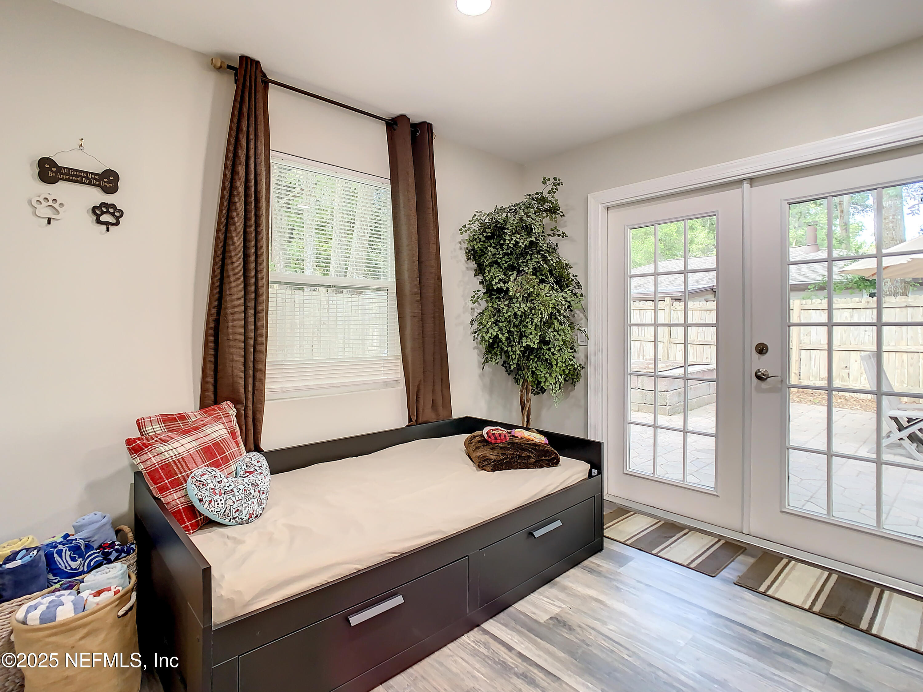 460 Lobelia Road St. Augustine, FL 32086 - Photo 28 of 34 a bedroom with a bed and a window