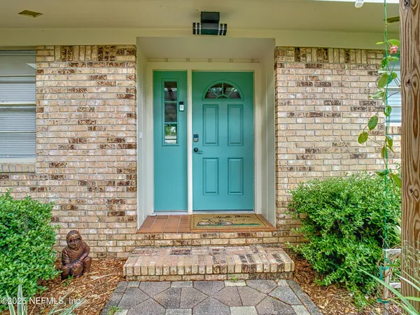 a view of entrance door of the house