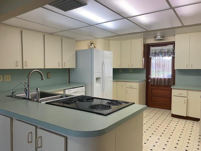 2727 Bacom Point Road Pahokee, FL 33476 - Photo 11 of 27 Kitchen