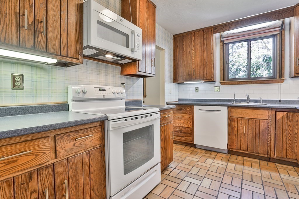 37 Cobleigh Road Boxborough, MA 01719 - Photo 16 of 40