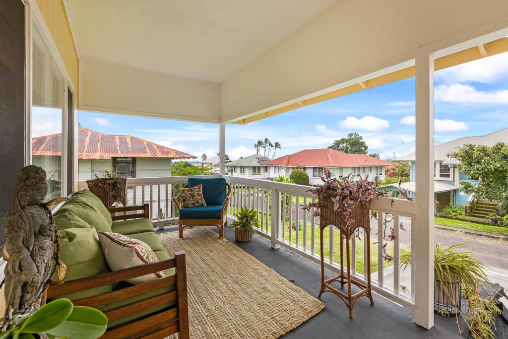 20 Alae Street Hilo, HI 96720 - Photo 11 of 30 a living room filled with furniture