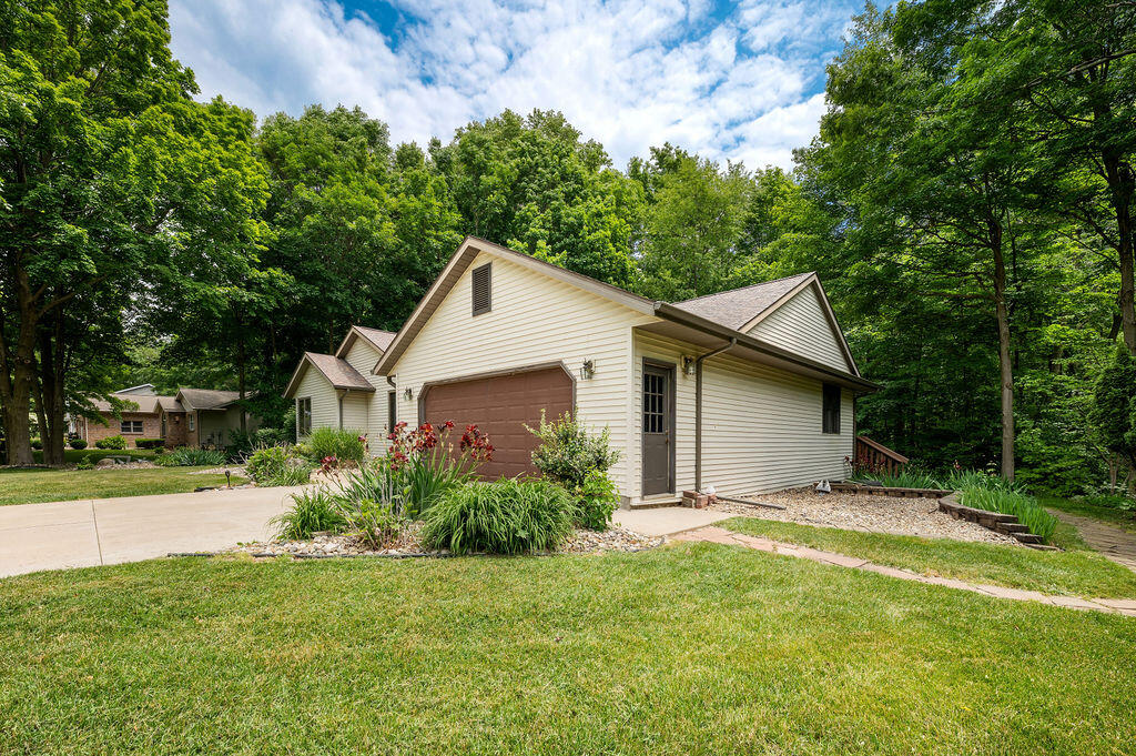 3999 Ravina Terrace St. Joseph, MI 49085 - Photo 3 of 40 a3