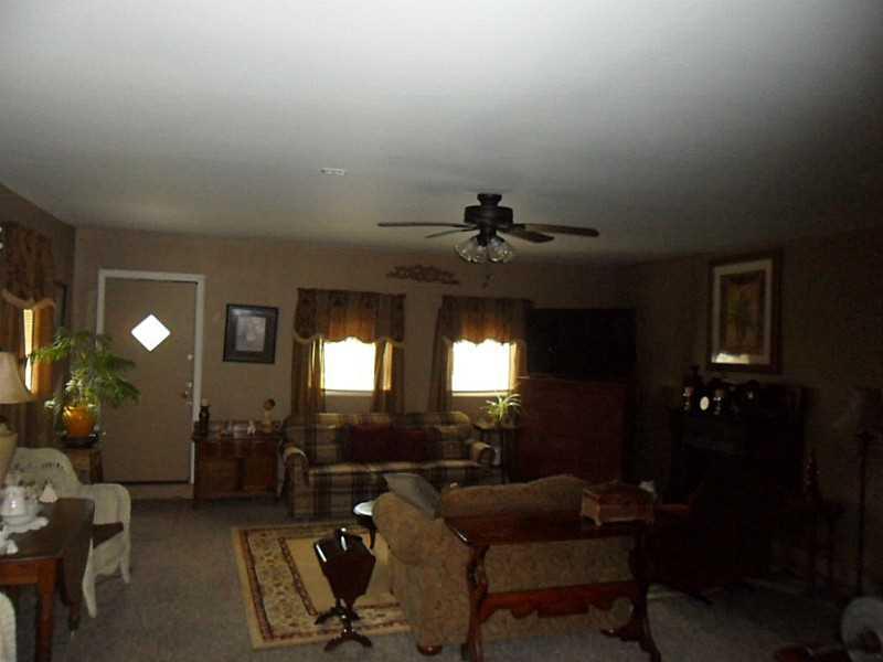 3979 North Hermitage Road Transfer, PA 16154 - Photo 6 of 18 Living Room.
