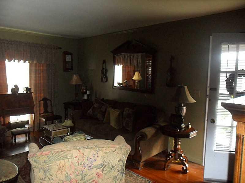 3979 North Hermitage Road Transfer, PA 16154 - Photo 8 of 18 Living Room.