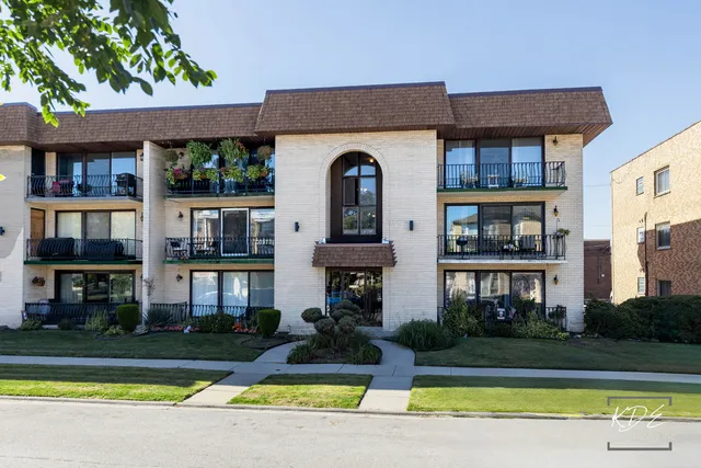 $217,500 | 10336 South Keating Avenue, Unit 102, Oak Lawn, IL 60453