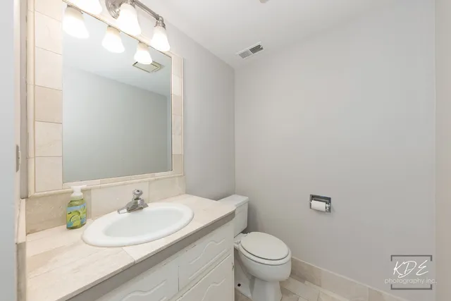 $217,500 | 10336 South Keating Avenue, Unit 102, Oak Lawn, IL 60453