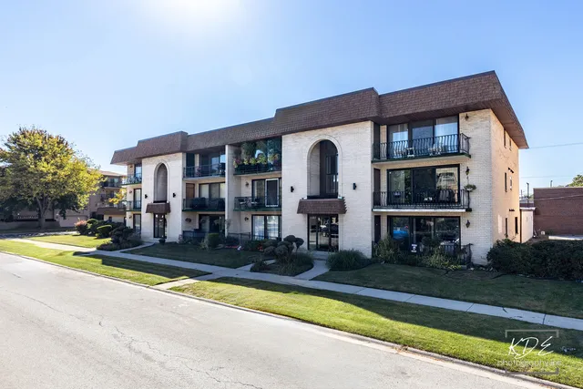 $217,500 | 10336 South Keating Avenue, Unit 102, Oak Lawn, IL 60453
