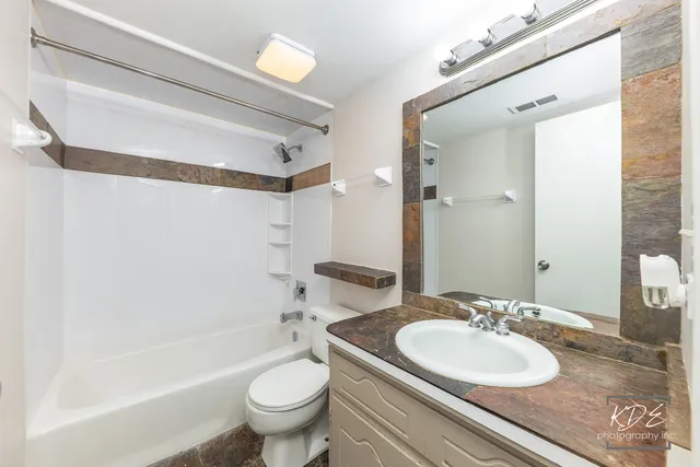 $217,500 | 10336 South Keating Avenue, Unit 102, Oak Lawn, IL 60453