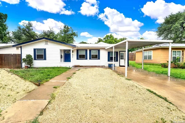 $335,000 | 1405 25th Street, Hondo, TX 78861