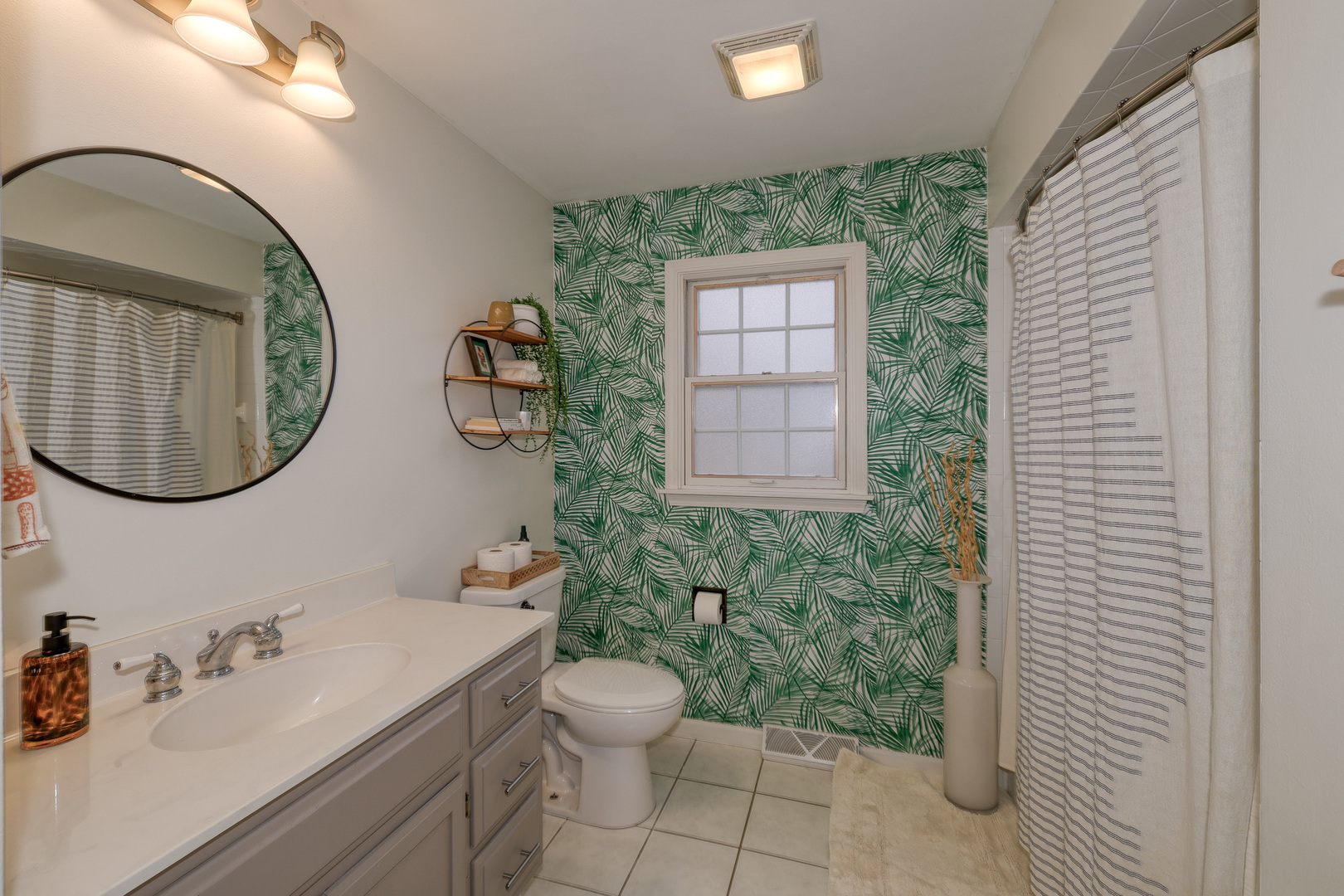 724 South Jefferson Street Batavia, IL 60510 - Photo 11 of 23 a bathroom with a toilet sink and mirror