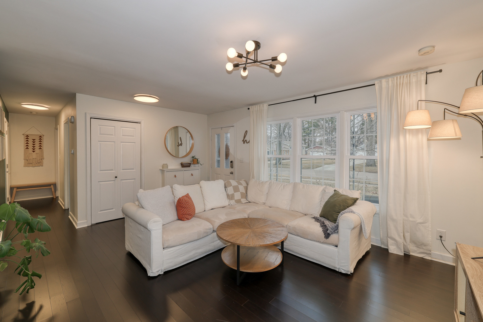 724 South Jefferson Street Batavia, IL 60510 - Photo 4 of 23 a living room with furniture and wooden floor