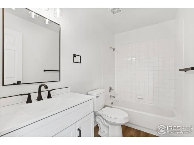 a view of a indoor garage