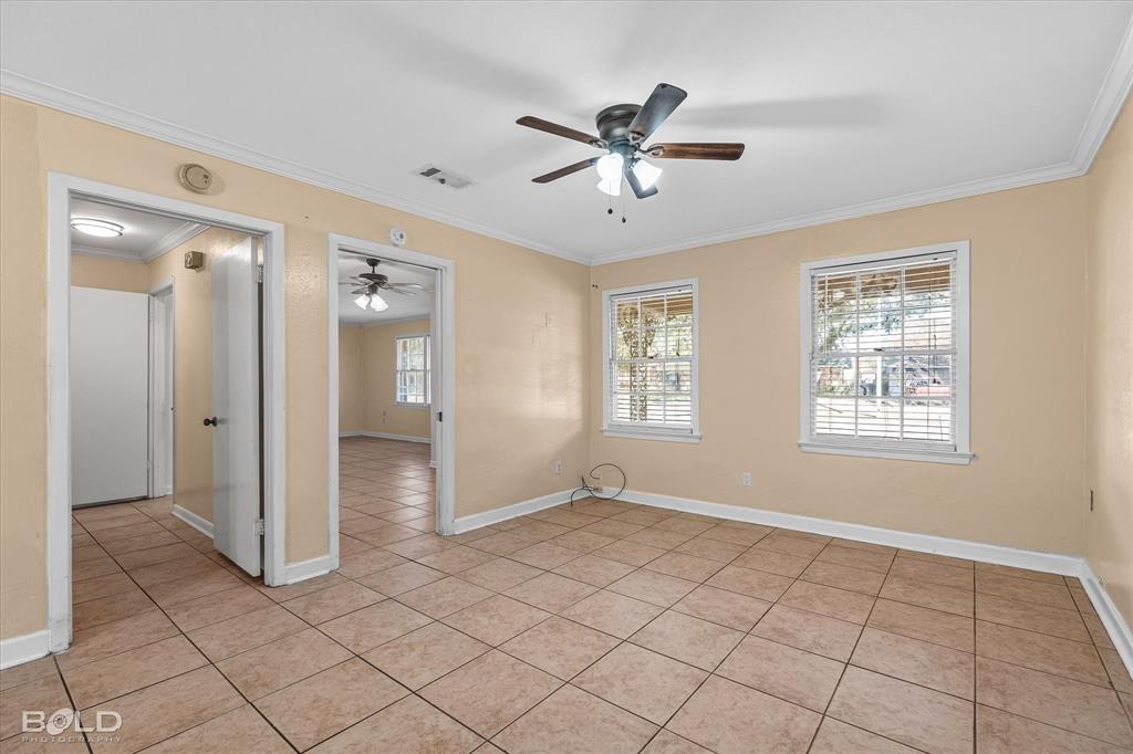 2710 Higgins Drive Shreveport, LA 71104 - Photo 14 of 37 a view of an empty room and window