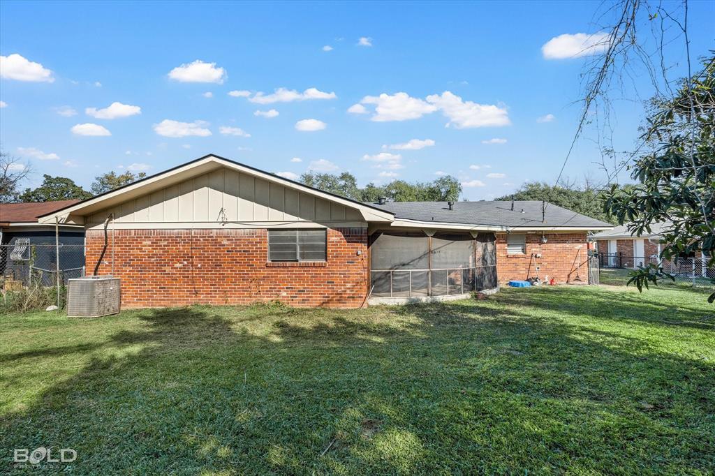 2710 Higgins Drive Shreveport, LA 71104 - Photo 31 of 37 a front view of a house with a yard