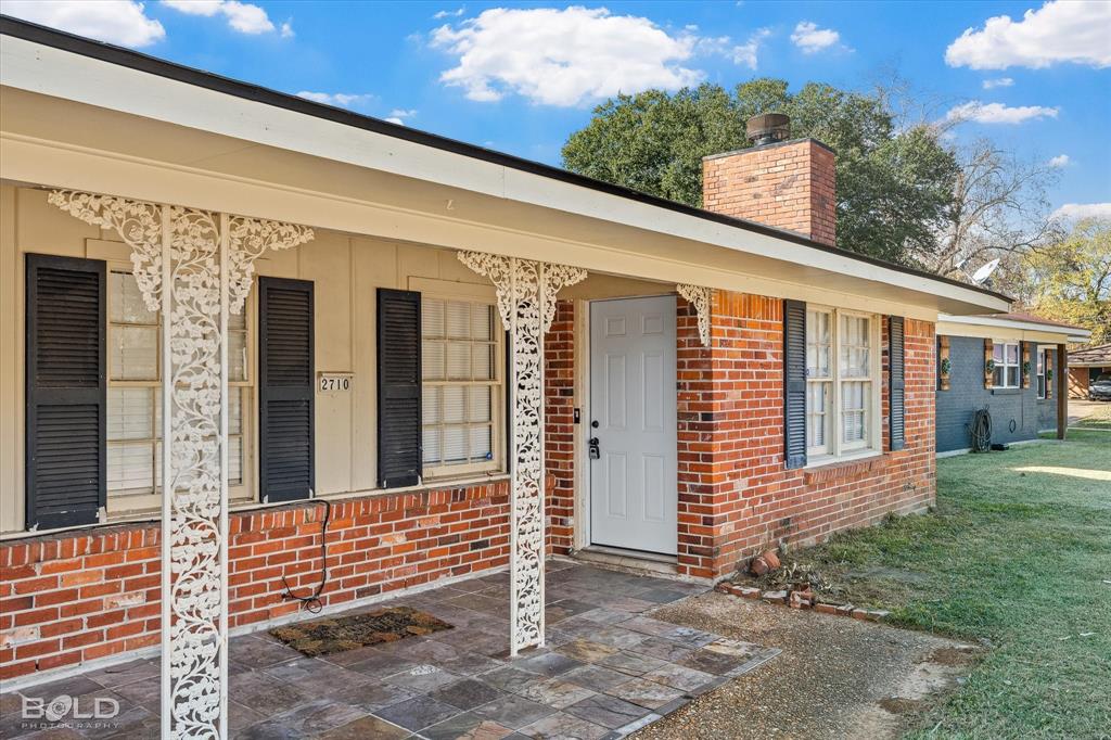 2710 Higgins Drive Shreveport, LA 71104 - Photo 4 of 37 a front view of a house with a garden