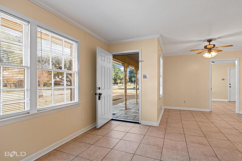 2710 Higgins Drive Shreveport, LA 71104 - Photo 6 of 37 a view of an empty room with a window