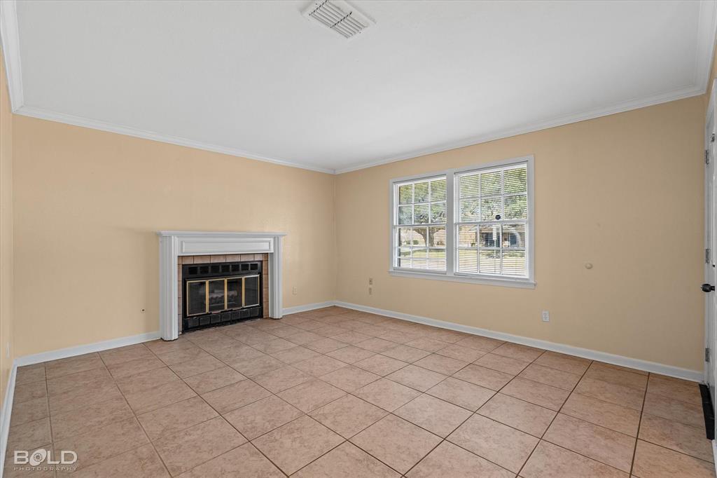 2710 Higgins Drive Shreveport, LA 71104 - Photo 10 of 37 an empty room with windows