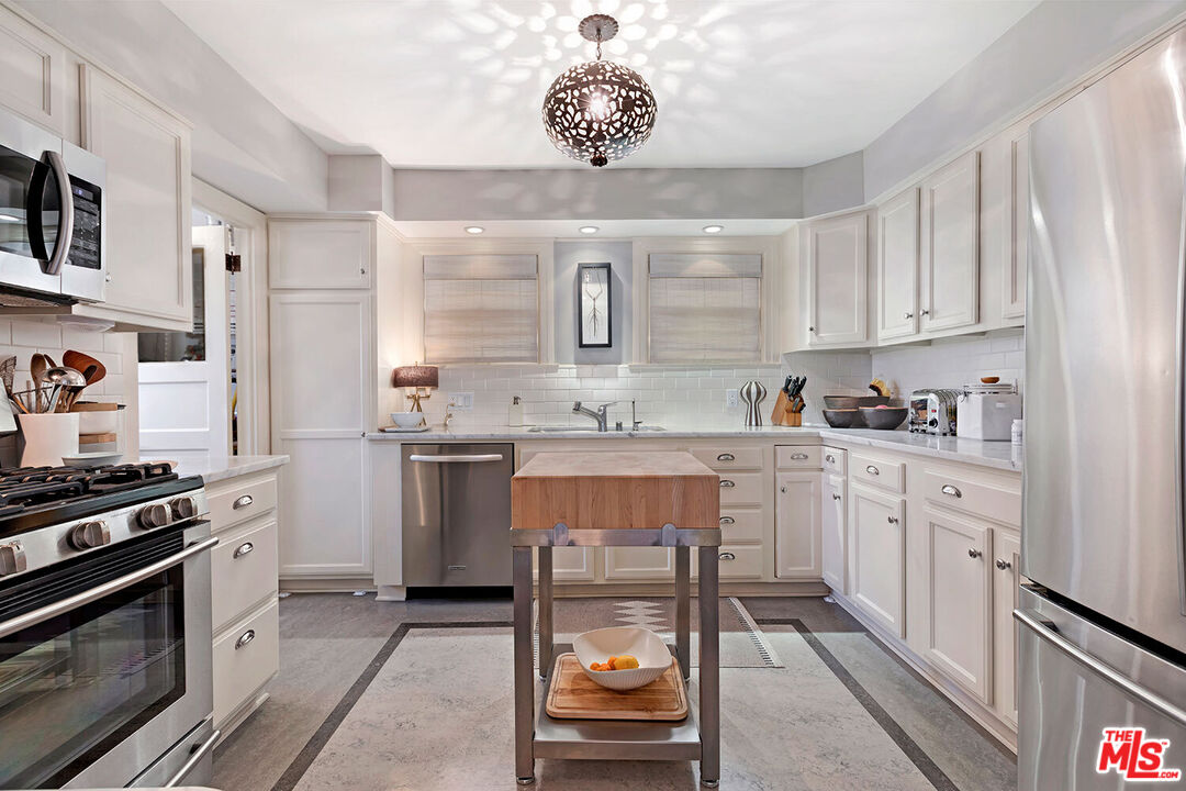 614 North Beachwood Drive Los Angeles, CA 90004 - Photo 11 of 24