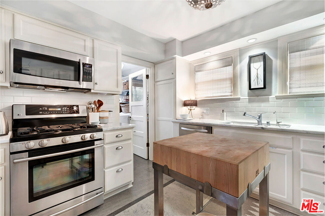 614 North Beachwood Drive Los Angeles, CA 90004 - Photo 12 of 24