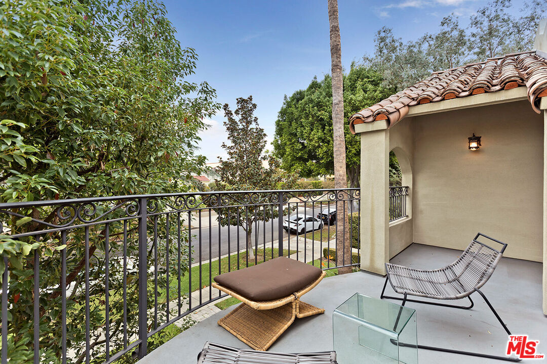 614 North Beachwood Drive Los Angeles, CA 90004 - Photo 21 of 24