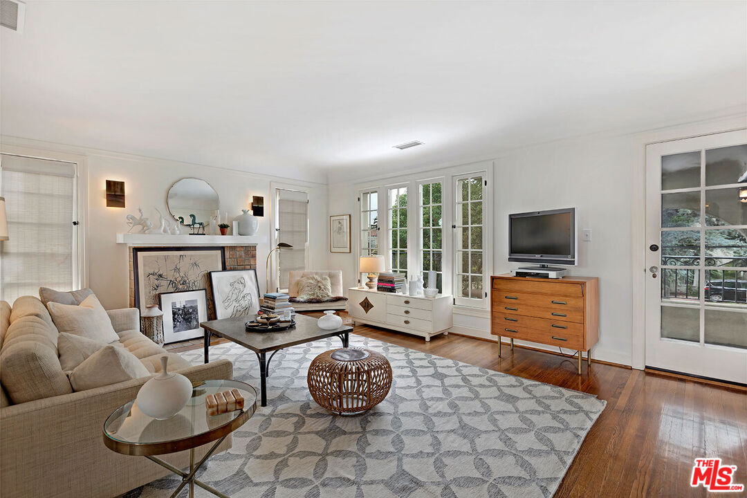 614 North Beachwood Drive Los Angeles, CA 90004 - Photo 4 of 24